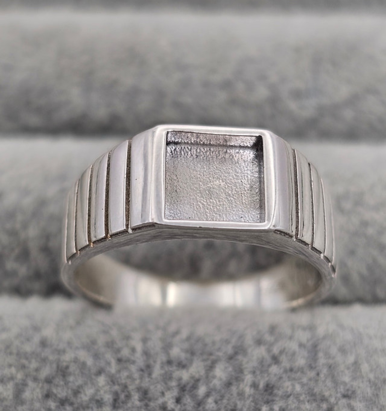 Memorial - Men’s Square Line Signet Ring
